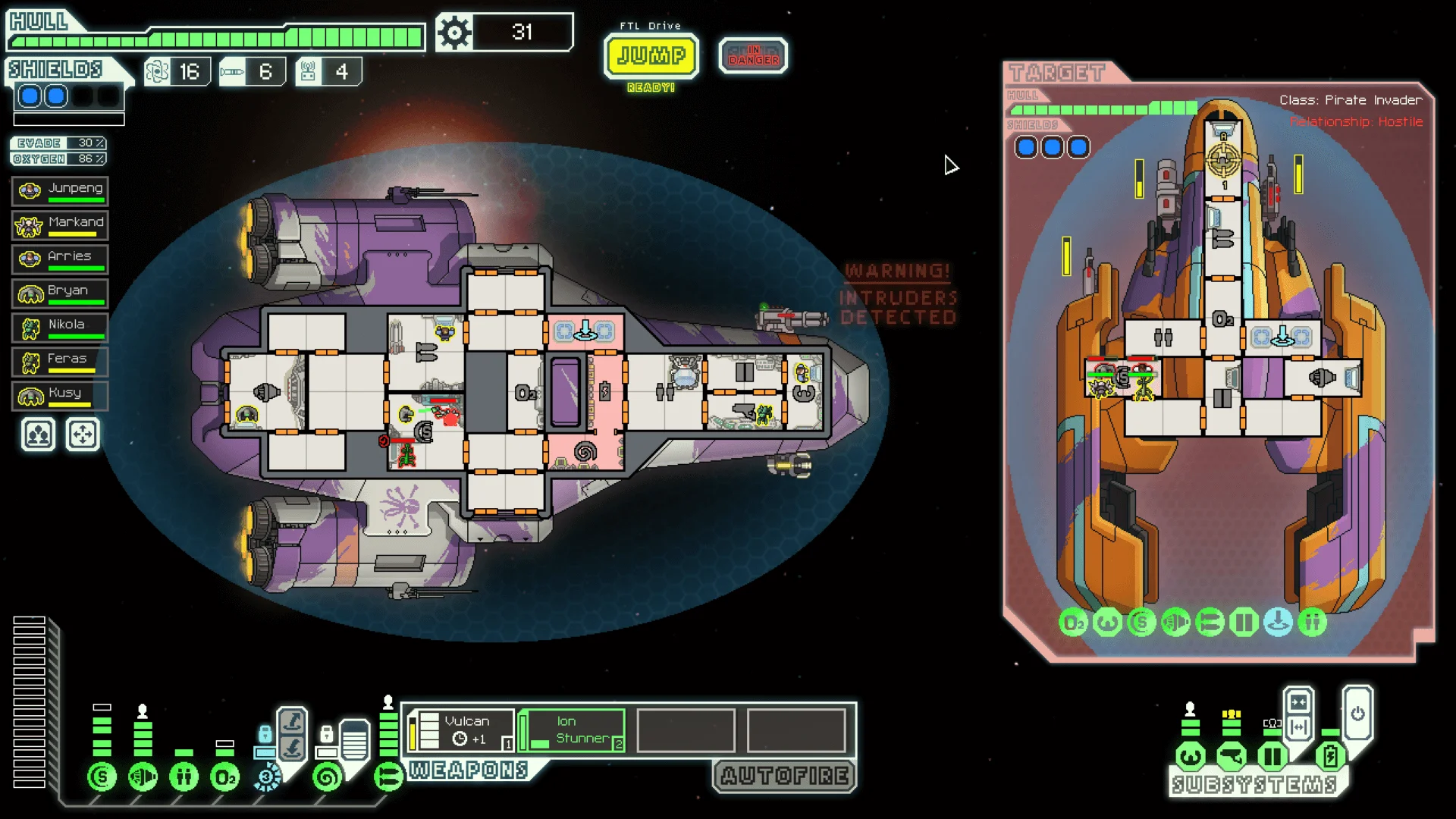 Interface principale de FTL en plein combat : vaisseau du joueur à gauche, Pirate Invader hostile à droite, alerte d'intrus à bord.